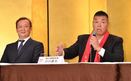 　カード発表に不満があり、谷川貞治プロデューサー（左）に怒りをあらわにする猪木軍・小川直也総監督（撮影・西岡正）