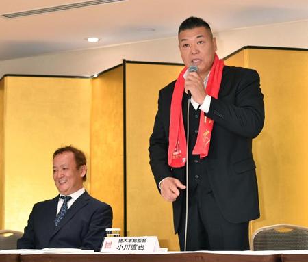 　猪木さんと同じく｛元気ですか！」とあいさつする猪木軍・小川直也総監督（右）＝撮影・西岡正