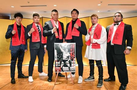 　猪木さんの写真とポーズを決める（左から）宇佐見秀メイソン、イゴール・タナベ　小川直也、シビサイ頌真、木村＂フィリップ＂ミノル、関根シュレック秀樹（撮影・西岡正）