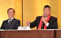 　カード発表に不満があり、谷川貞治プロデューサー（左）に怒りをあらわにする猪木軍・小川直也総監督（撮影・西岡正）
