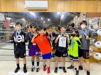 　メダルを手に笑顔のキッズボクサーたち。矢吹正道の長女・夢月さん（左から２人目）、長男・克羽くん（同４人目）も勝利（提供写真）