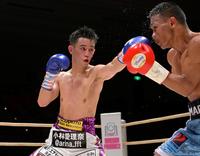 　１０回、パンチを放つ小林豪己