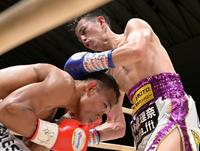 ９回、コーナーに追い込み連打する小林豪己（右）＝撮影・秋山亮太