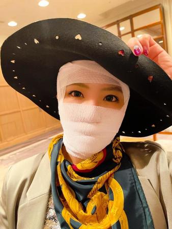 　顔を包帯でグルグル巻きにした異様な姿で会見に出席した白川未奈©スターダム