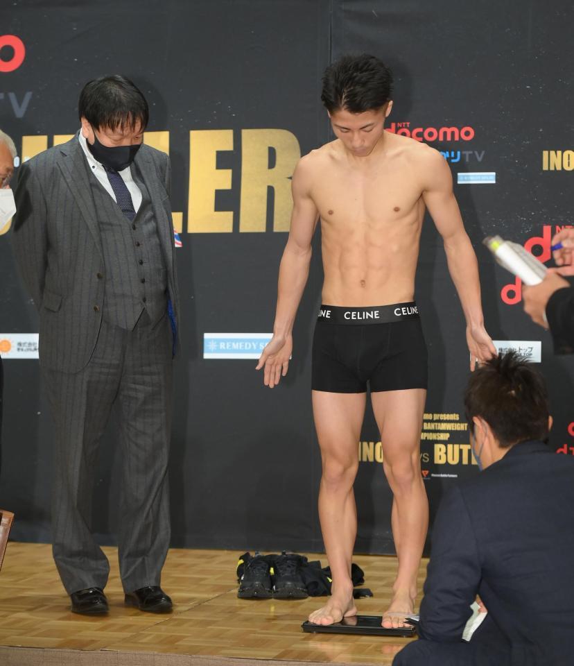 前日計量を行う井上尚弥（撮影・堀内翔）