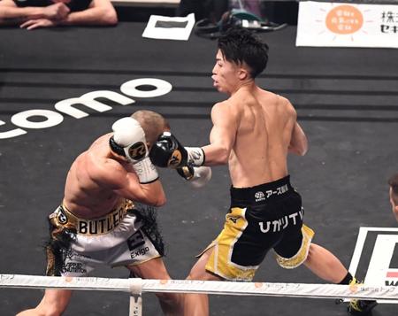 　１回、バトラー（左）にパンチを見舞う井上尚弥（撮影・棚橋慶太）