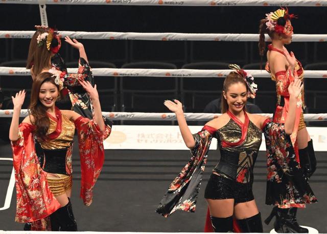 【写真】尚弥戦のラウンドガールは美女ダンス軍団　金＆黒の和の衣装で魅了