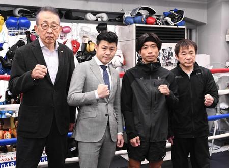 　ポーズをとる（左から）渡辺均会長、亀田興毅ファウンダー、谷口将隆、伯耆淳トレーナー