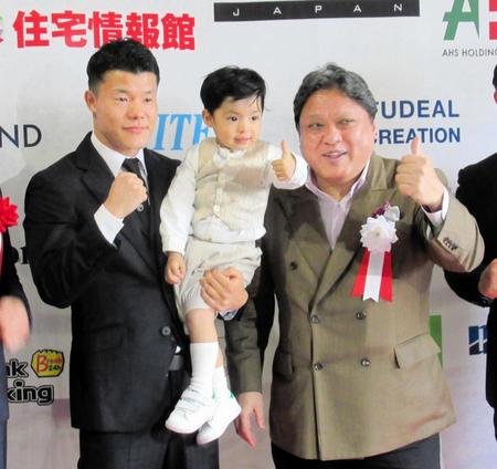 　ジム開きで２歳の長男・望有（のあ）くんを抱っこする亀田和毅（左）。右は金平会長