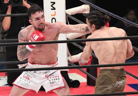 　矢地祐介に左フックを放つ木村“フィリップ”ミノル（撮影・金田祐二）