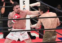 　矢地祐介に左フックを放つ木村“フィリップ”ミノル（撮影・金田祐二）