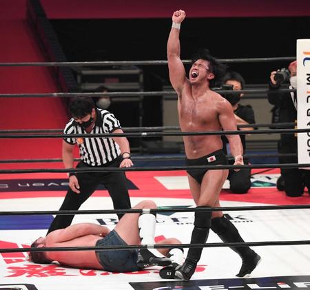 　トム・ローラーを破りガッツポーズの柴田勝頼