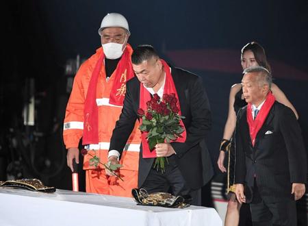 　献花する小川直也氏。左は安田忠夫氏、右は石井和義氏