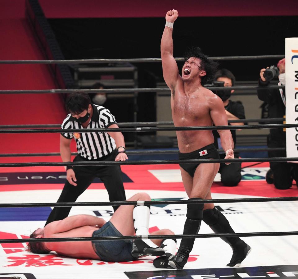 　トム・ローラーを破りガッツポーズの柴田勝頼