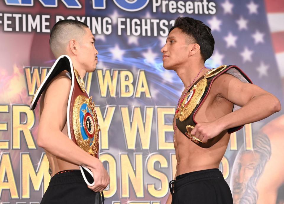 　前日計量をパスし、顔を合わせる井岡一翔（左）とジョシュア・フランコ（撮影・高石航平）