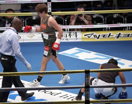 　４回、ワーサナー・カムディー（右）をダウンさせる伊藤沙月（撮影・西岡正）