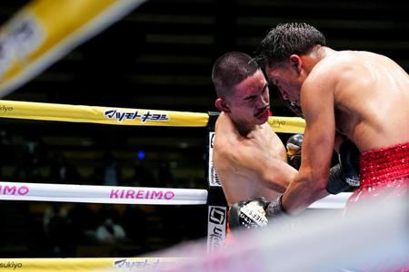 　１２回、ジョシュア・フランコ（右）を攻める井岡一翔（代表撮影）