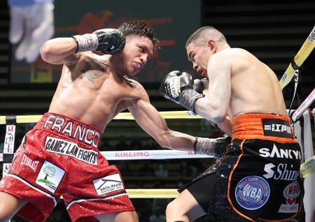 ボクシング　ＷＢＯ・ＷＢＡ世界スーパーフライ級統一戦　１２回戦　井岡一翔対ジョシュア・フランコ　７回、パンチを受ける井岡一翔（右）＝１２月３１日　大田区総合体育館（東京スポーツ代表撮影）