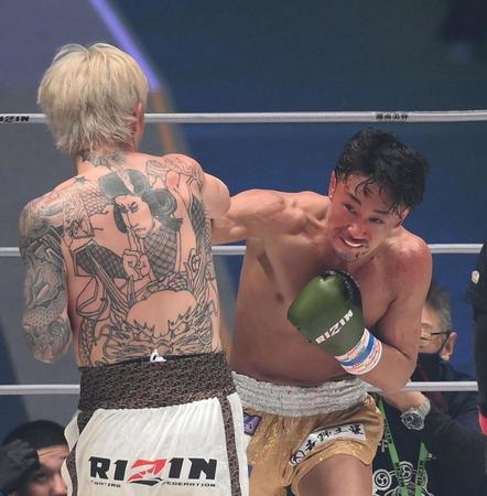 　パンチを出す梅野源治（撮影・堀内翔）