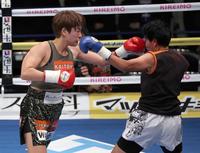 　４回、ワーサナー・カムディー（右）に左フックを浴びせる伊藤沙月（撮影・西岡正）