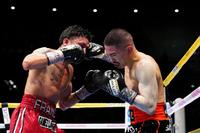 　６回、ジョシュア・フランコ（左）を攻める井岡一翔（代表撮影）