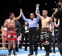 　１２回、判定で引き分けたジョシュア・フランコ（左）と井岡一翔（代表撮影）