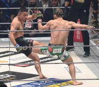 　１回、堀口恭司（左）が扇久保博正を攻め込む（撮影・堀内翔）