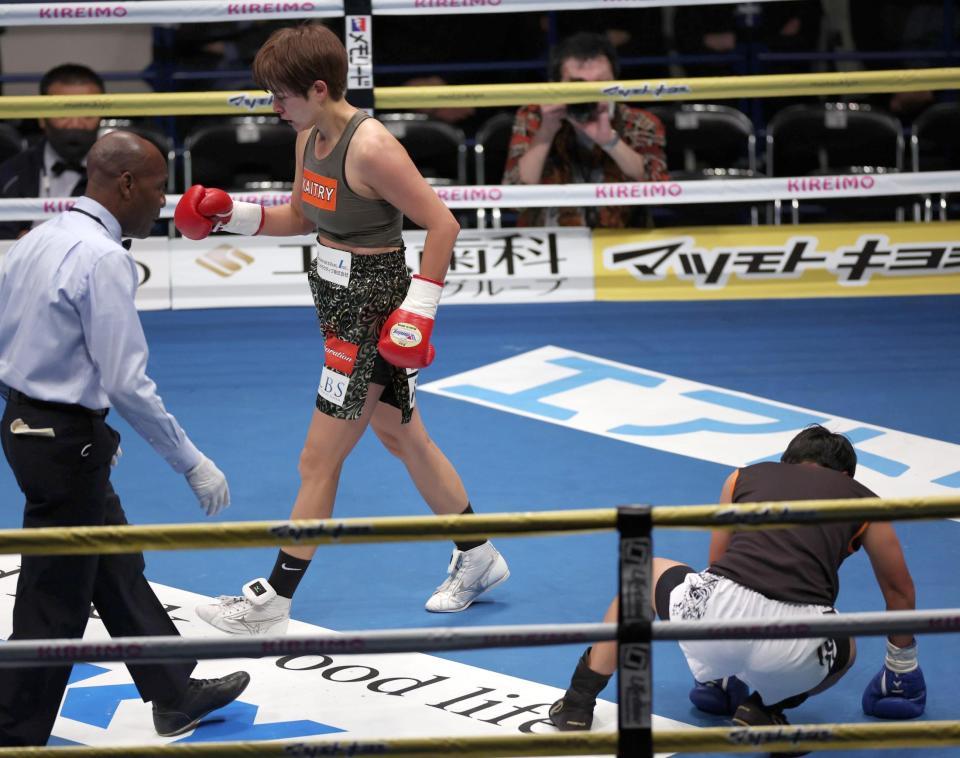 　４回、ワーサナー・カムディー（右）をダウンさせる伊藤沙月（撮影・西岡正）