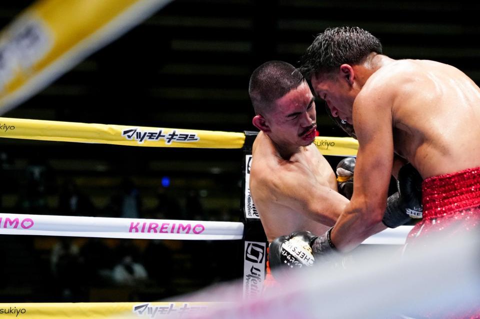 　１２回、ジョシュア・フランコ（右）を攻める井岡一翔（代表撮影）