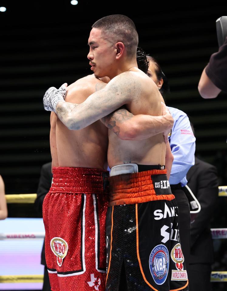 　１２回、試合後抱き合うジョシュア・フランコ（左）と井岡一翔（代表撮影）