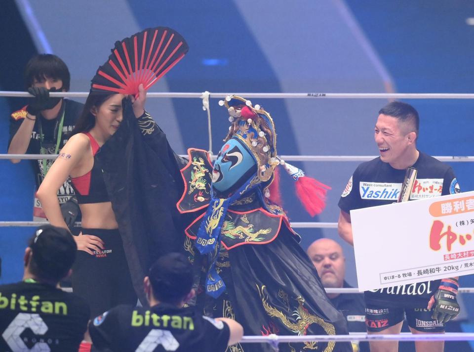 　変面師の扇子がラウンドガールの顔にぶつかる（撮影・堀内翔）