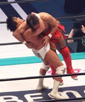 　船木誠勝（右）を豪快に投げつける馳浩