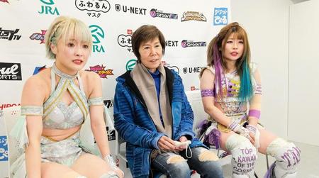 中野たむ（右）となつぽい（左）を激励するマキ上田さん