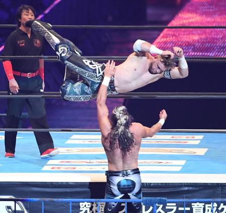 場外のケニー・オメガにダイブするウィル・オスプレイ（撮影・金田祐二）