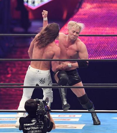 ジェイ・ホワイトをレインメーカーでしとめるオカダ・カズチカ（撮影・金田祐二）