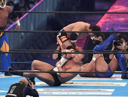 小島聡にドラゴンスクリューを決める藤波辰爾（撮影・金田祐二）