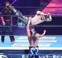 場外のケニー・オメガにダイブするウィル・オスプレイ（撮影・金田祐二）