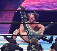 ウィル・オスプレイを沈めたケニー・オメガ（撮影・金田祐二）