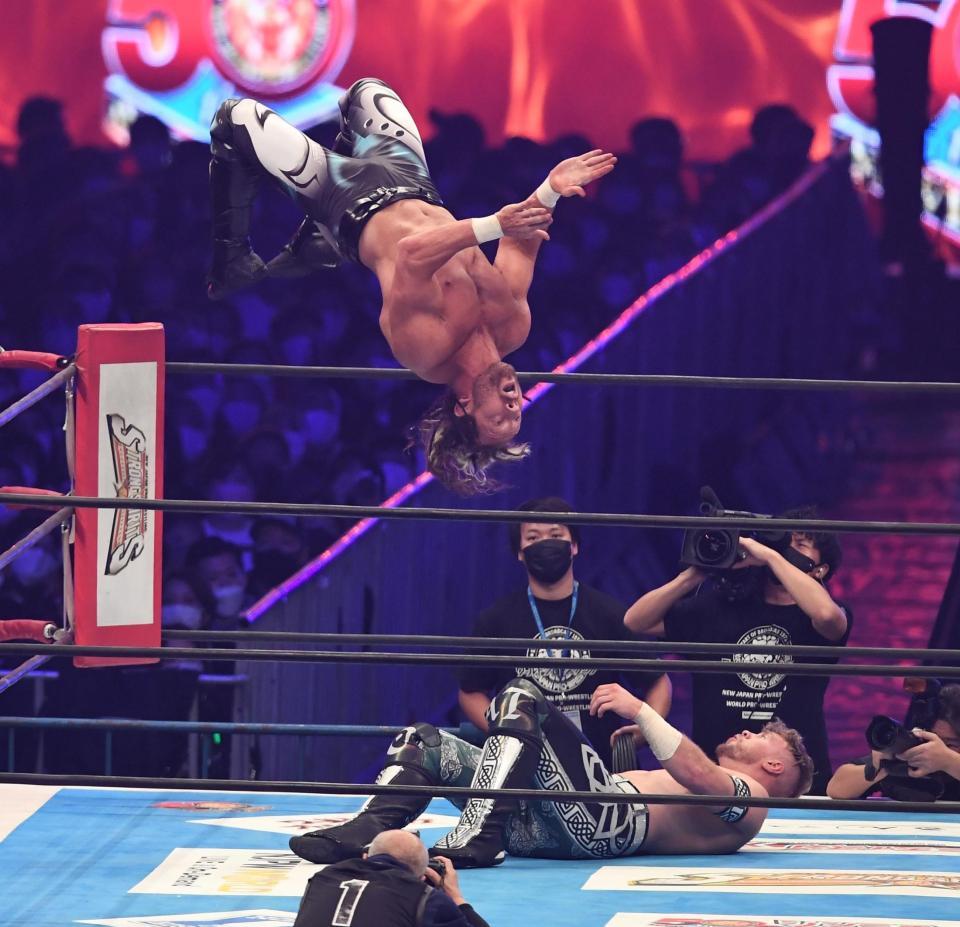 ウィル・オスプレイにコーナーからダイブするケニー・オメガ（撮影・金田祐二）