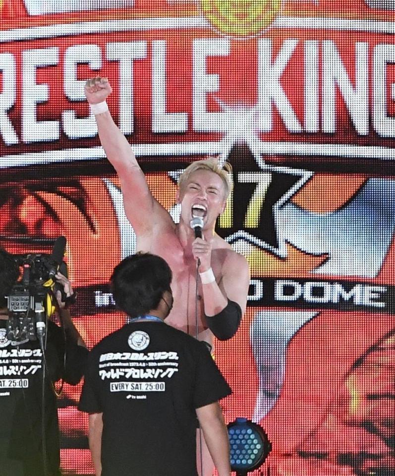 １、２、３、ダァーッ！！で締めるオカダ・カズチカ（撮影・金田祐二）