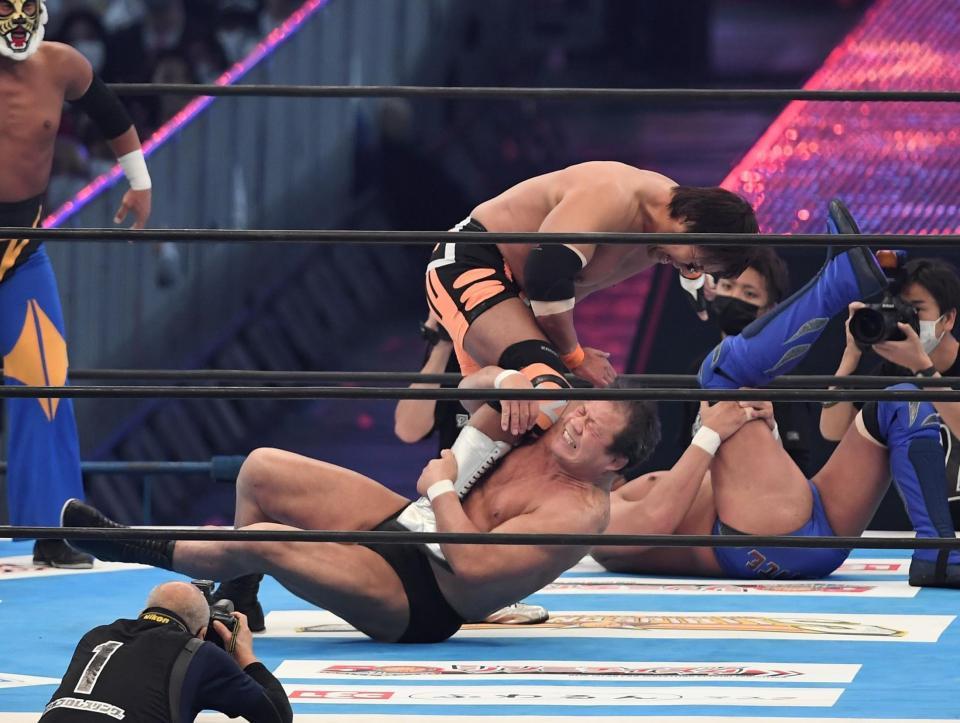 小島聡にドラゴンスクリューを決める藤波辰爾（撮影・金田祐二）