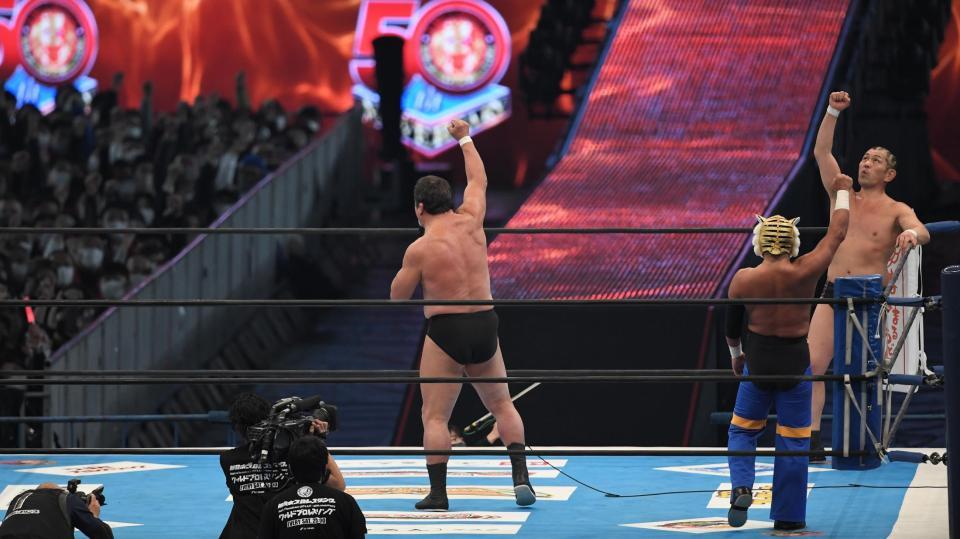 １、２、３、ダーを決める藤波辰爾（撮影・金田祐二）