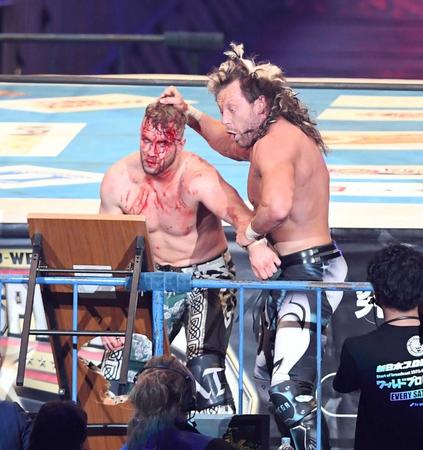 　ウィル・オスプレイを長机にたたきつけるケニー・オメガ