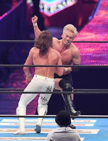 　ジェイ・ホワイトにレインメーカーを放つオカダ・カズチカ