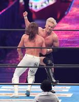 　ジェイ・ホワイトにレインメーカーを放つオカダ・カズチカ