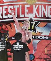 　絶叫で締めるオカダ・カズチカ（撮影・金田祐二）