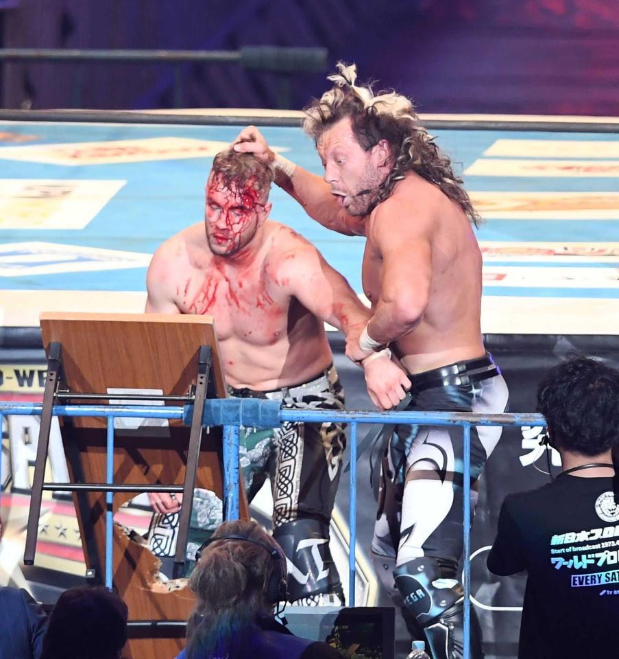 　ウィル・オスプレイを長机にたたきつけるケニー・オメガ