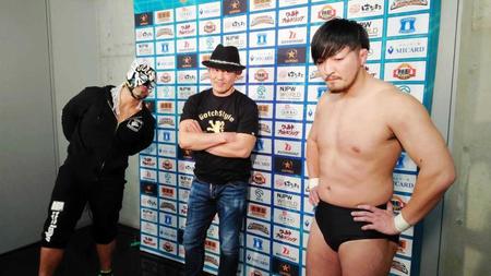 　成田を勧誘する（左から）デスペラードと鈴木みのる