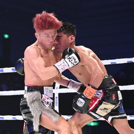 　３回、偶然のバッティングで接触する重岡銀次朗（左）とダニエル・バラダレス（撮影・山口登）