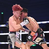 　３回、偶然のバッティングで接触する重岡銀次朗（左）とダニエル・バラダレス（撮影・山口登）